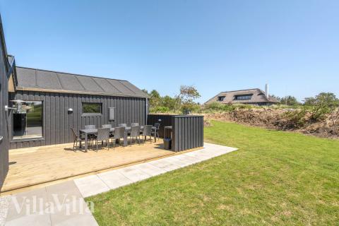 På terrassen i sommerhus nr. 909 er der plads til 12 personer.