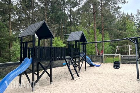 I det attraktive aktivitesrum i luksushus nr. 197 i Vestjylland  er der masser af udendørs aktiviteter, f.eks. legetårn og gynge
