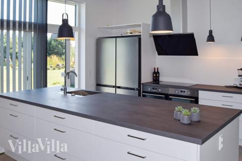 Køkkenet i luksushus nr. 908 er udstyrret, så I let kan lave mad til 14 personer.