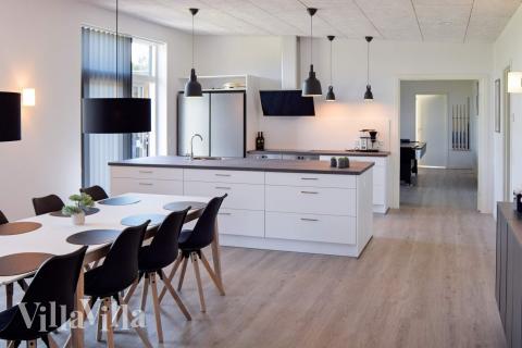 Det store lyse opholdrum i luksushus nr. 908 til 14.