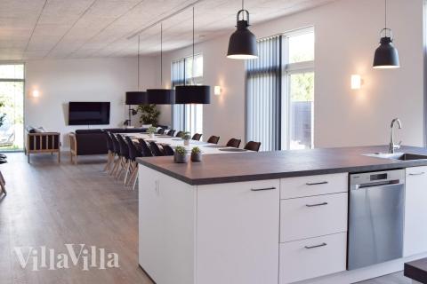 Køkkenet i luksushus nr. 908 er godt indrettet.