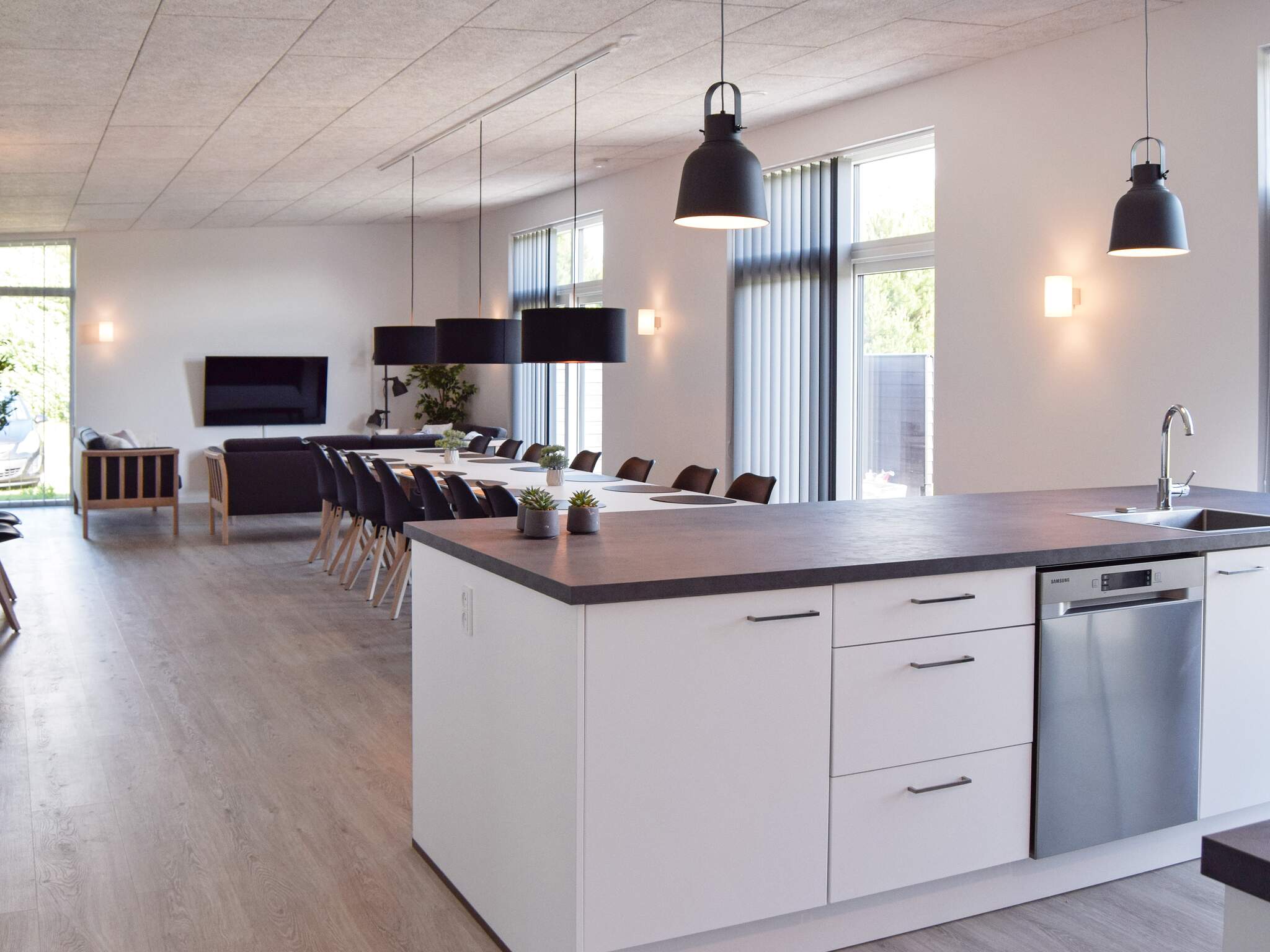 Køkkenet i luksushus nr. 908 er godt indrettet.