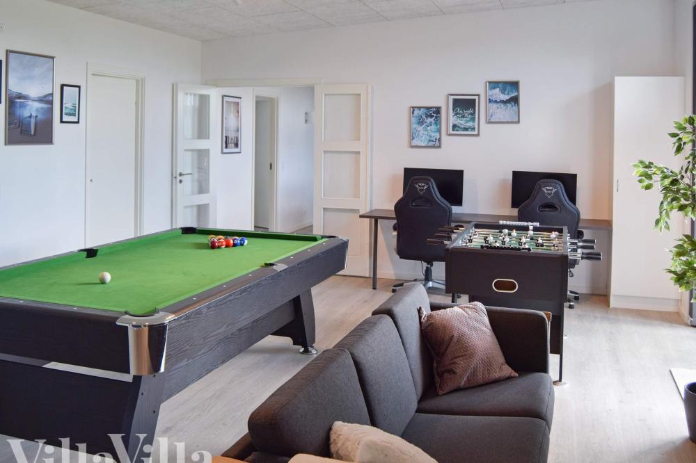 Ud over de mange timer, man kan bruge i husets pool-afdeling, så byder luksushus 908 også på billard/bordtennis og dart