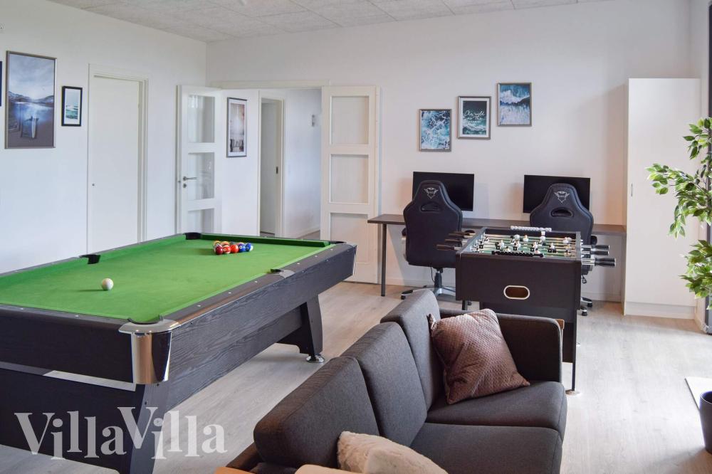 Ud over de mange timer, man kan bruge i husets pool-afdeling, så byder luksushus 908 også på billard/bordtennis og dart