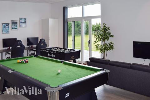 Luksushus 908 til 14 personer byder på et stort aktivitetsrum med bl.a. billard og dart