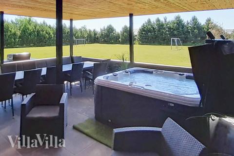 Nyd en grillaften på terrassen i luksushus nr. 908 i Lolland/Falster/Møn