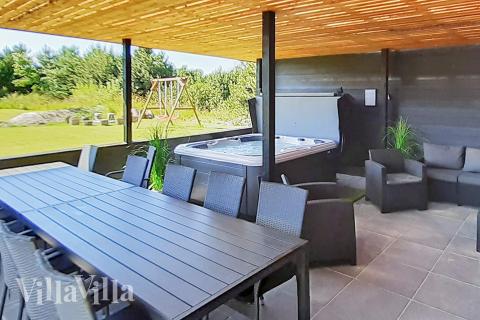 På terrassen i sommerhus nr. 908 er der plads til 14 personer.