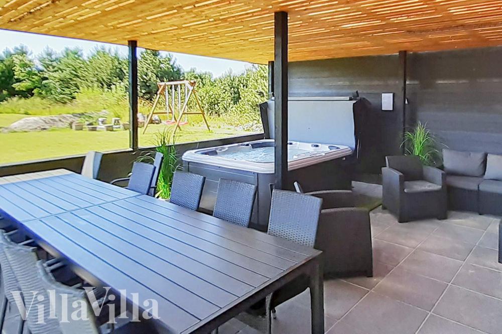 På terrassen i sommerhus nr. 908 er der plads til 14 personer.