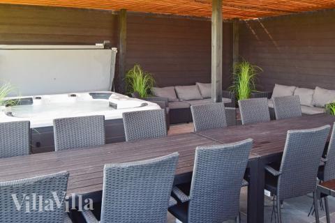 Stor terrasse ved luksushus nr. 908 i Lolland/Falster/Møn.