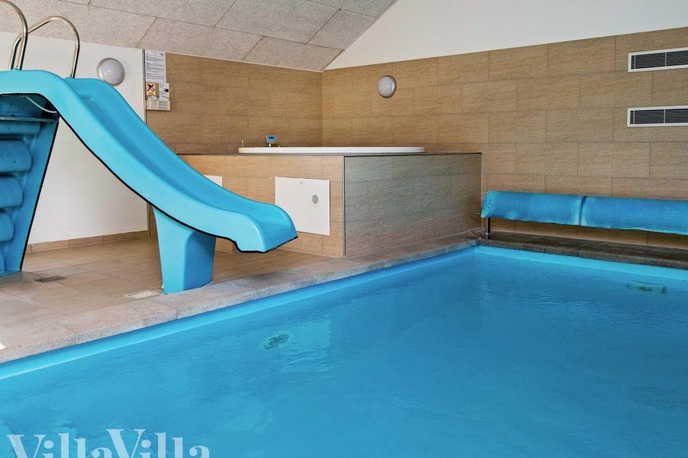 Sommerhus 268 er indrettet med en lækker poolafdeling med vandrutsjebane, dejlig stor indbygget spabad og sauna