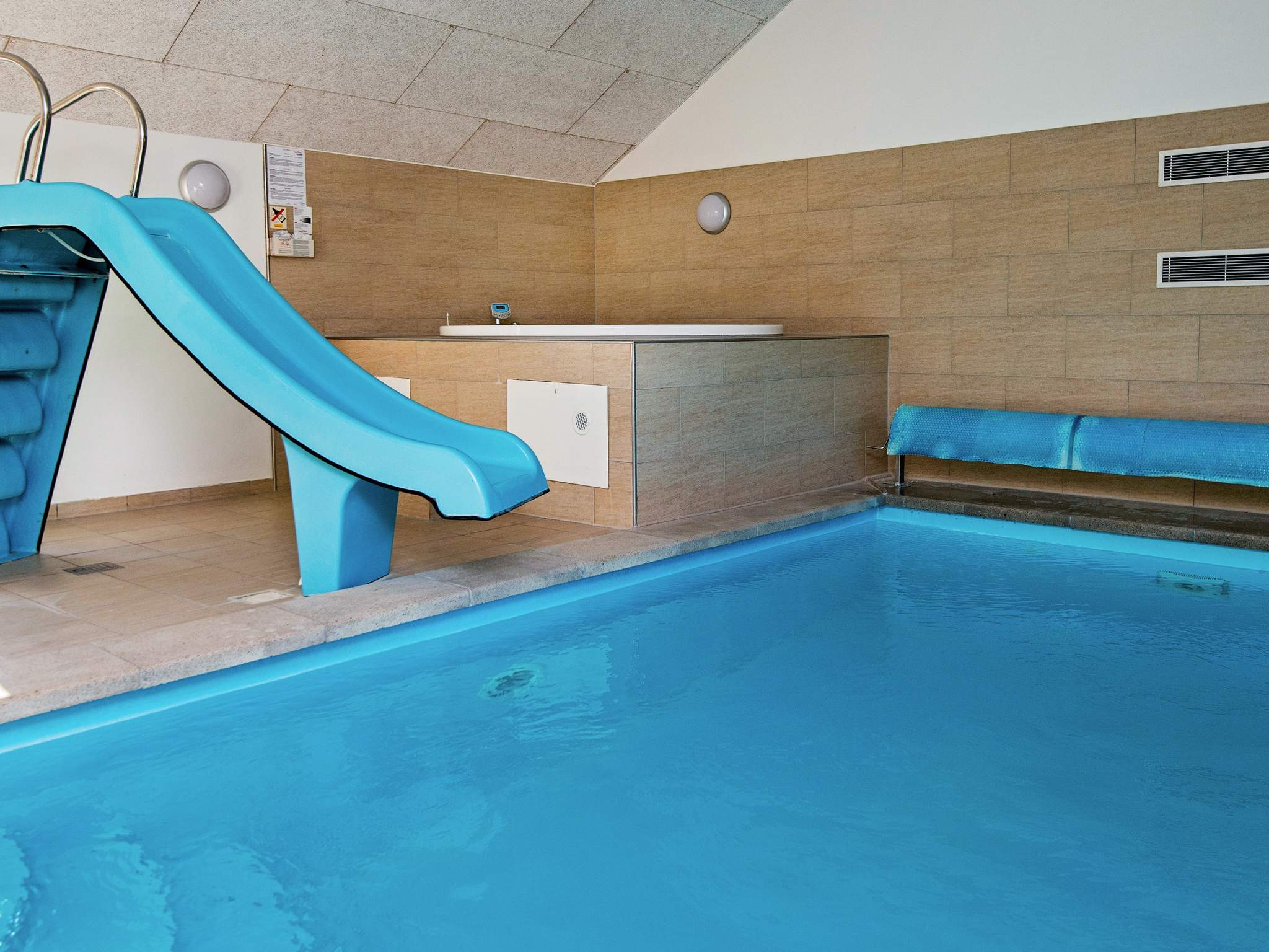 Sommerhus 268 er indrettet med en lækker poolafdeling med vandrutsjebane, dejlig stor indbygget spabad og sauna