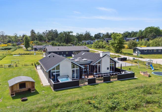 Dette skønne poolhus nr. 690 med plads til 20 personer ligger i Østjylland