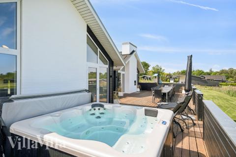 Nyd varmen i spaen i luksushus nr. 690 i Østjylland