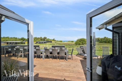 Luksushus nr. 690 har en dejlig terrasse med gode havemøbler til 20 personer.