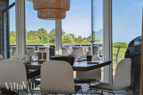 Det store lyse opholdrum i luksushus nr. 690 til 20.