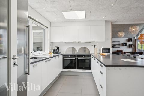 Køkkenet i luksushus nr. 690 er udstyrret, så I let kan lave mad til 20 personer.