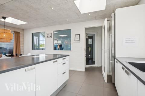 Køkkenet i luksushus nr. 690 er godt indrettet.