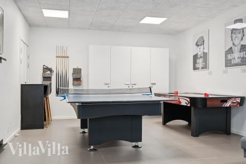 Luksushus 690 til 20 personer byder på et stort aktivitetsrum med bl.a. billard og dart