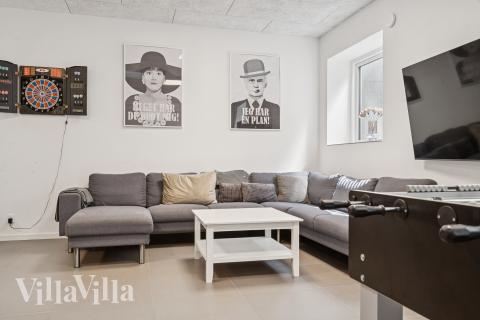 Dyst i sommerhusets aktivitetsrum, når I besøger luksushus nr. 690 i Østjylland.