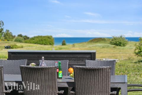 På terrassen i sommerhus nr. 690 er der plads til 20 personer.