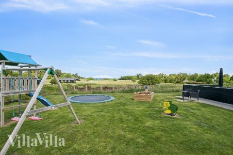 I det attraktive aktivitesrum i luksushus nr. 690 i Østjylland  er der masser af udendørs aktiviteter, f.eks. legetårn og gynge