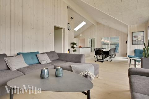 Sofaen i luksushus 388 i Nordsjælland indbyder til brætspil eller at se en film sammen.