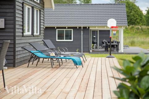 Luksushus nr. 388 har en dejlig terrasse med gode havemøbler til 16 personer.
