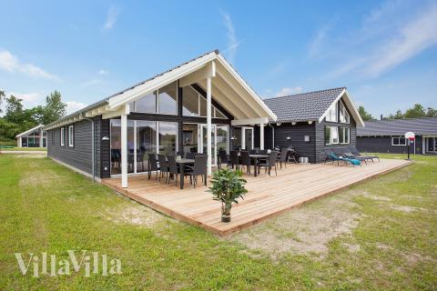 Flot sommerhus nr. 388 med god plads til op til 16 personer