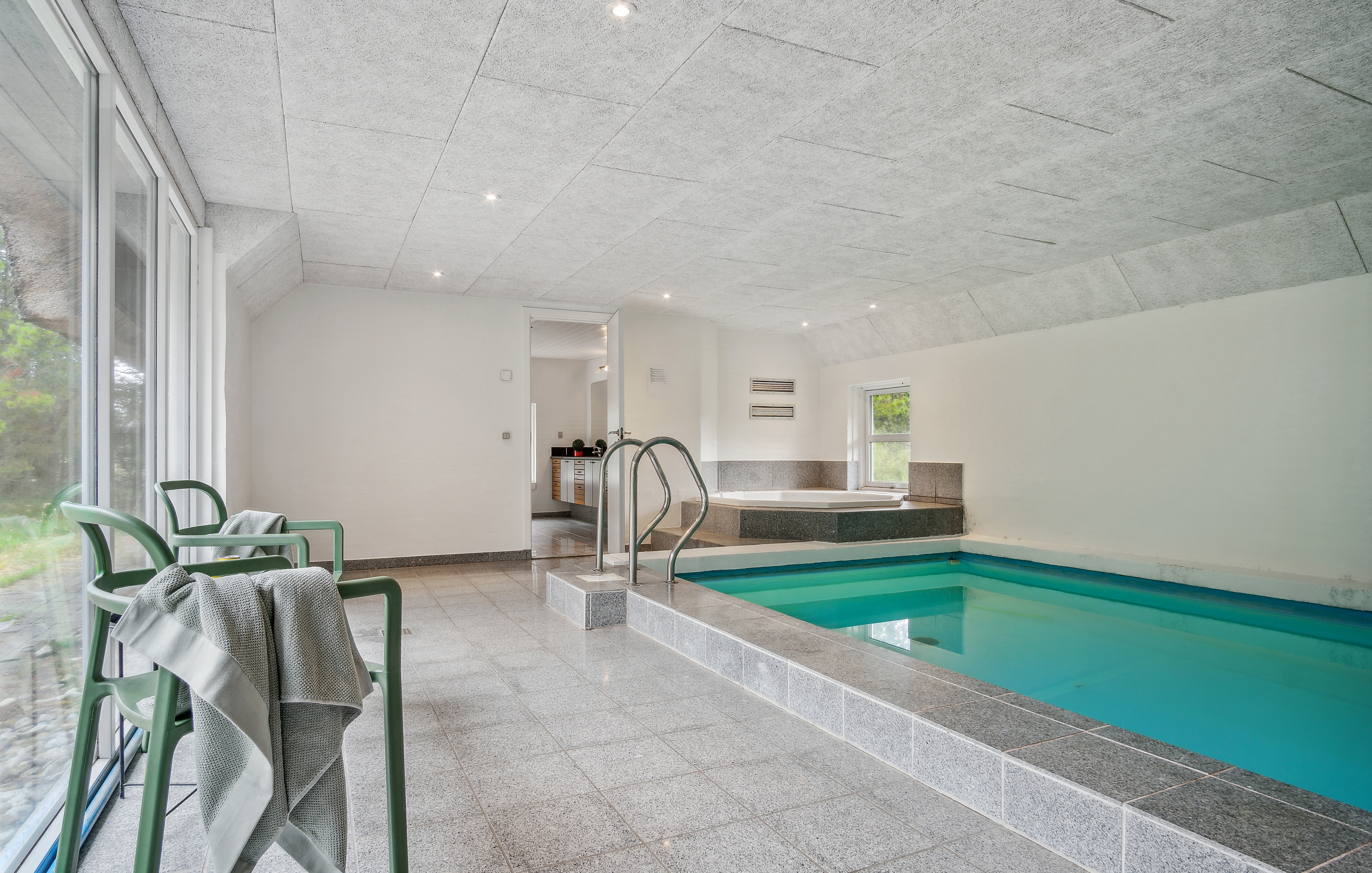 Sommerhus 552 er indrettet med en lækker poolafdeling med vandrutsjebane, dejlig stor indbygget spabad og sauna