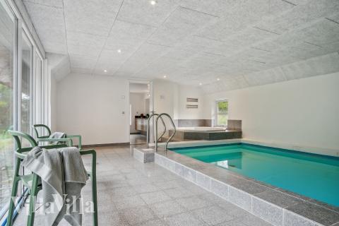 Sommerhus 552 er indrettet med en lækker poolafdeling med vandrutsjebane, dejlig stor indbygget spabad og sauna
