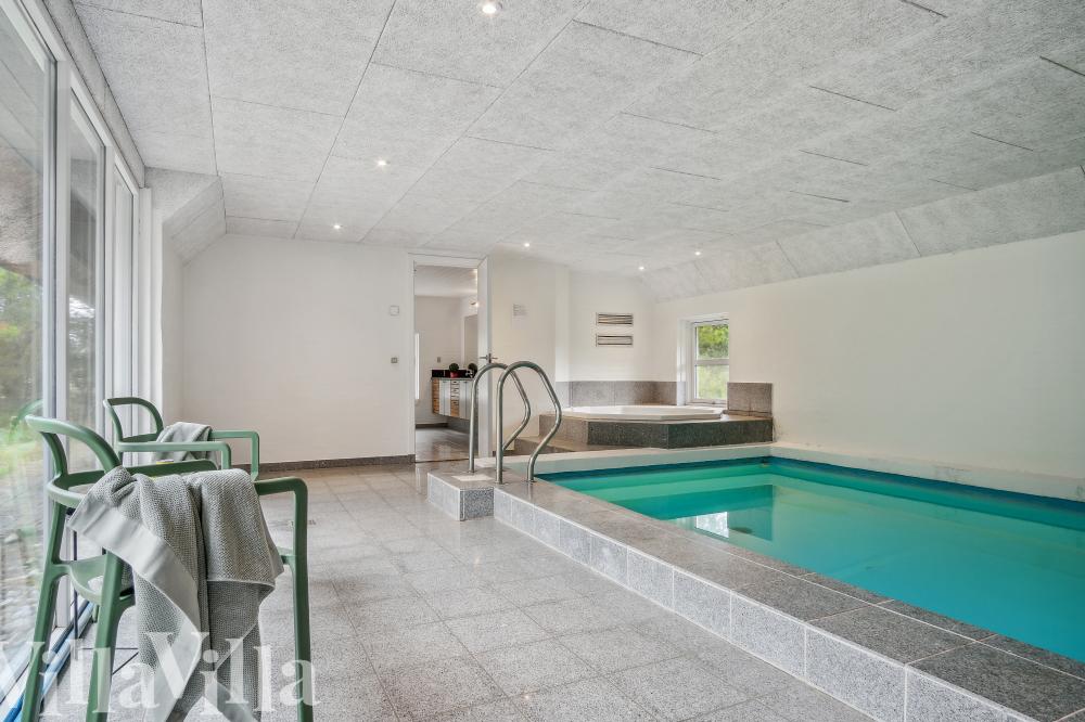 Sommerhus 552 er indrettet med en lækker poolafdeling med vandrutsjebane, dejlig stor indbygget spabad og sauna