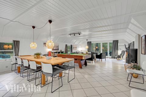 Det store lyse opholdrum i luksushus nr. 552 til 12.