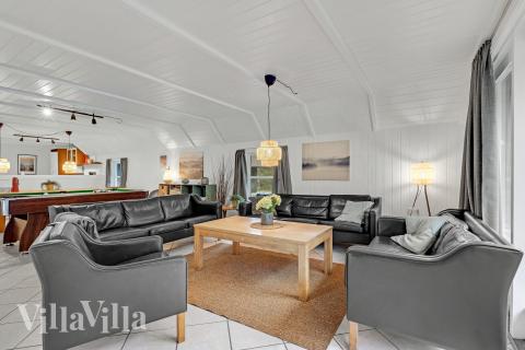 Sofaen i luksushus 552 i Vestjylland indbyder til brætspil eller at se en film sammen.