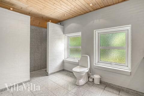 Der er bad med brus i luksushus nr. 552 til 12 personer.