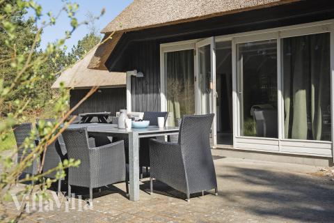 Nyd en grillaften på terrassen i luksushus nr. 552 i Vestjylland