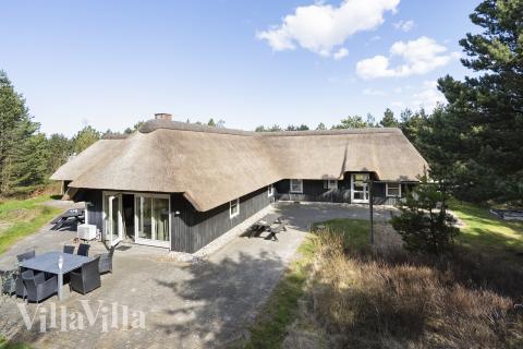 Dette skønne poolhus nr. 552 med plads til 12 personer ligger i Vestjylland