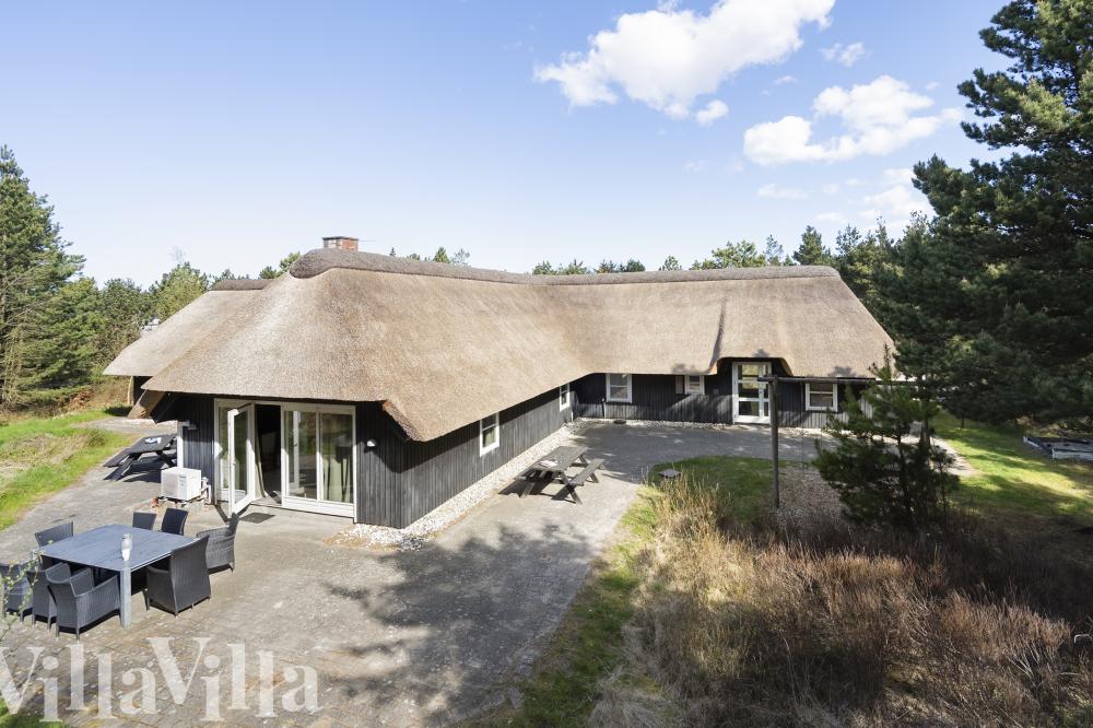 Dette skønne poolhus nr. 552 med plads til 12 personer ligger i Vestjylland