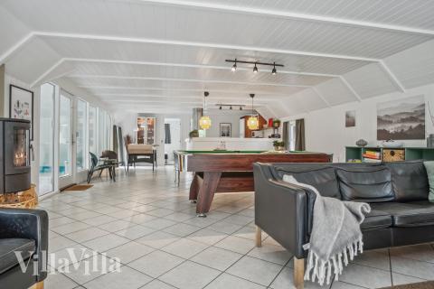 Der er mulighed for hygge i sommerhusets sofaarrangement, når I besøger luksushus nr. 552