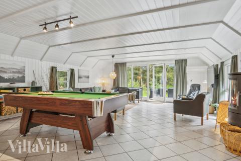 Luksushus 552 til 12 personer byder på et stort aktivitetsrum med bl.a. billard og dart