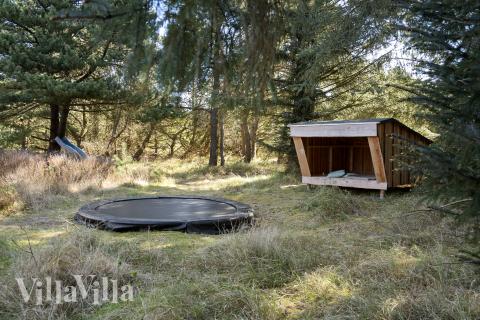 I det attraktive aktivitesrum i luksushus nr. 552 i Vestjylland  er der masser af udendørs aktiviteter, f.eks. legetårn og gynge