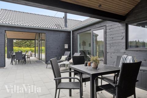 På terrassen i sommerhus nr. 610 er der plads til 18 personer.