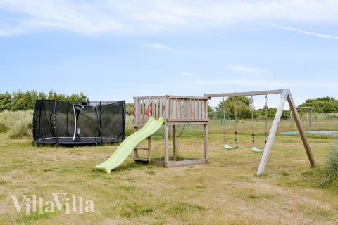 I det attraktive aktivitesrum i luksushus nr. 610 i Vestjylland  er der masser af udendørs aktiviteter, f.eks. legetårn og gynge