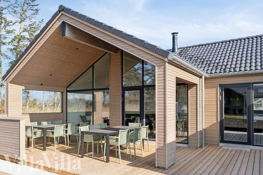 Luksushus nr. 648 har en dejlig terrasse med gode havemøbler til 14 personer.