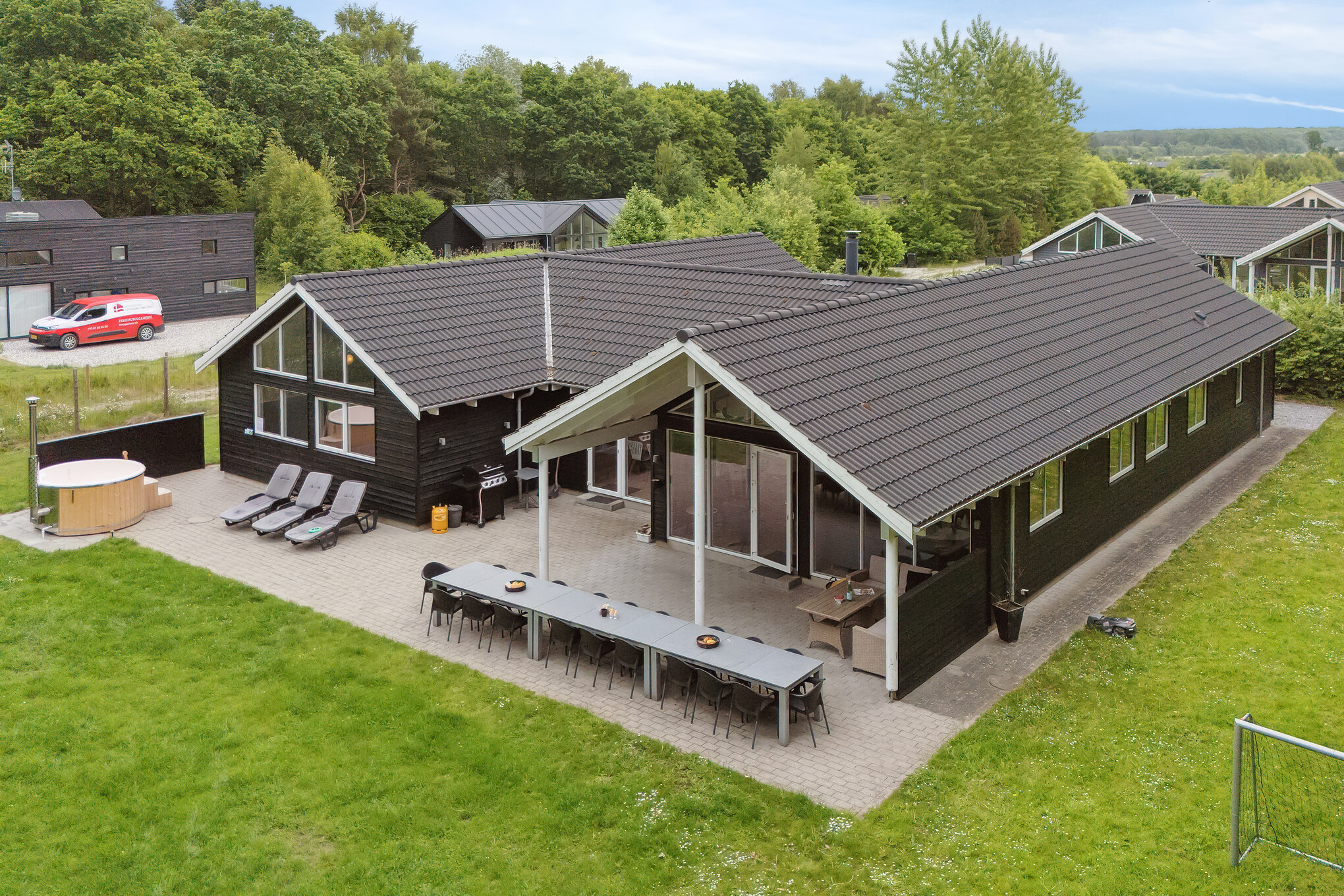Dette skønne poolhus nr. 320 med plads til 18 personer ligger i Østjylland