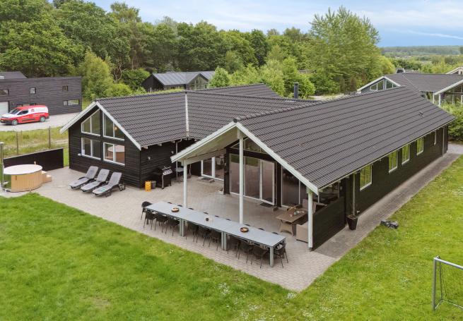 Dette skønne poolhus nr. 320 med plads til 18 personer ligger i Østjylland