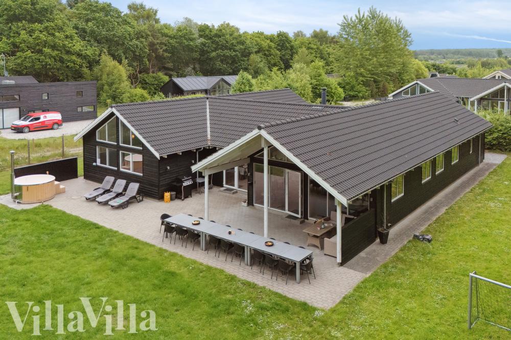 Dette skønne poolhus nr. 320 med plads til 18 personer ligger i Østjylland