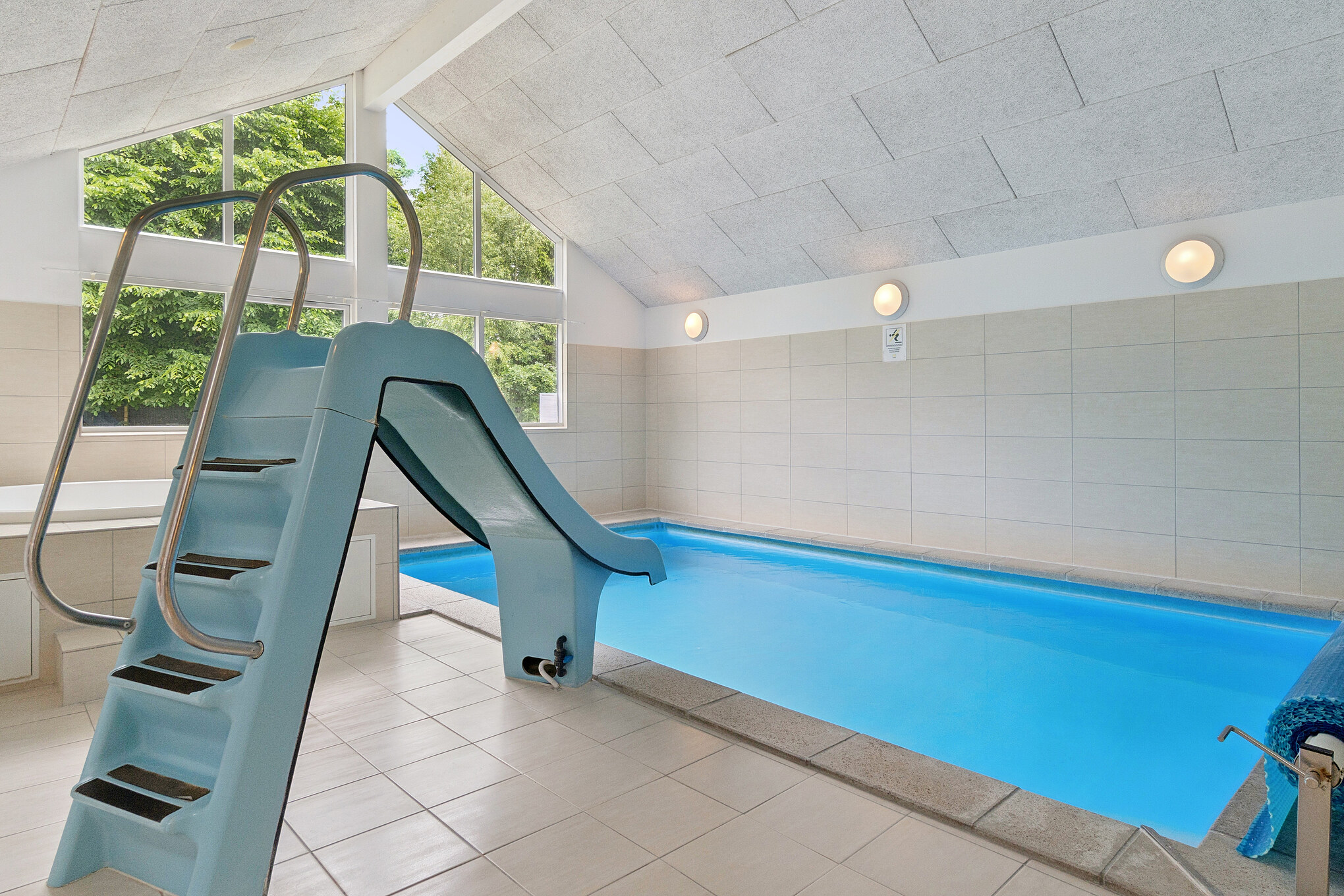 Sommerhus 320 er indrettet med en lækker poolafdeling med vandrutsjebane, dejlig stor indbygget spabad og sauna