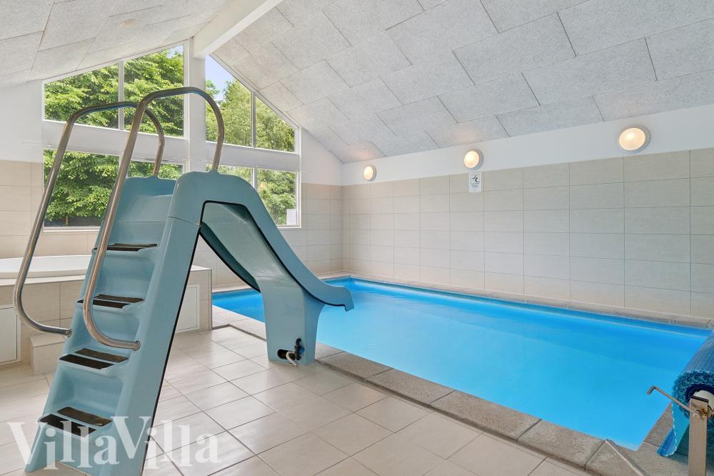 Sommerhus 320 er indrettet med en lækker poolafdeling med vandrutsjebane, dejlig stor indbygget spabad og sauna