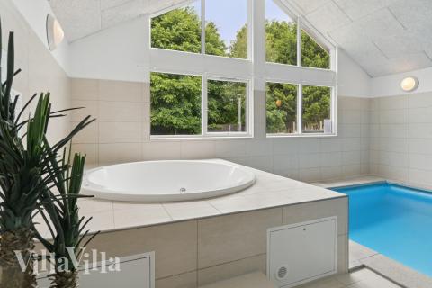 Nyd varmen i spaen i luksushus nr. 320 i Østjylland