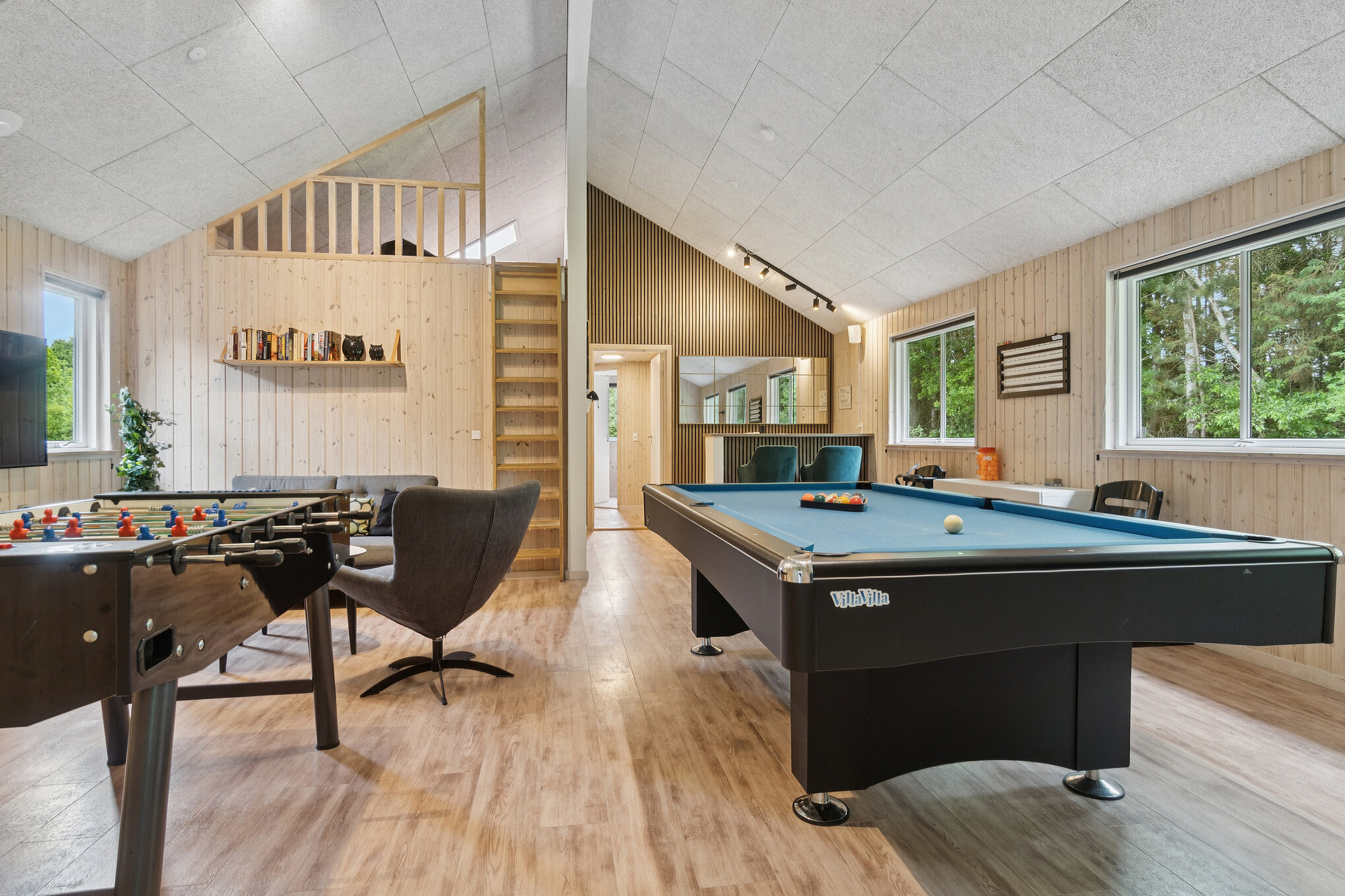 Ud over de mange timer, man kan bruge i husets pool-afdeling, så byder luksushus 320 også på billard/bordtennis og dart
